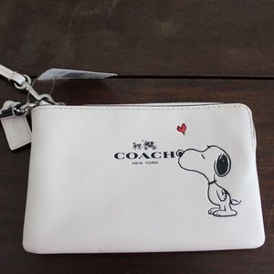COACH X PEANUTS Snoopy Kiss Zip White Wristlet